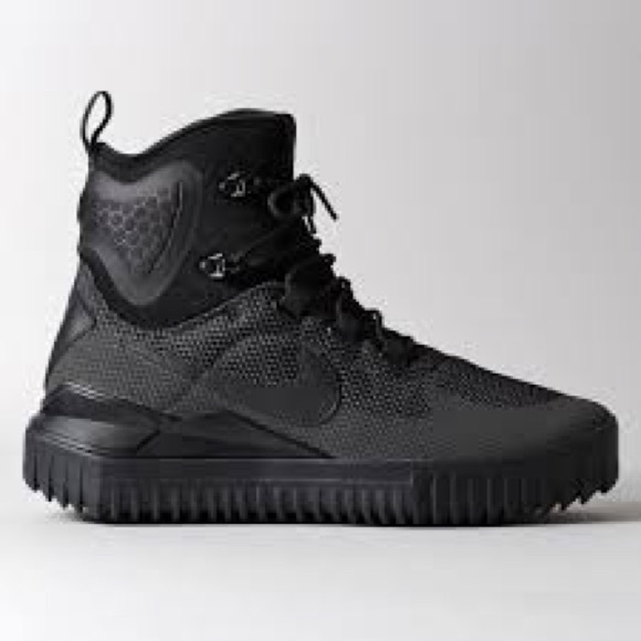 Nike Air Wild Mid Mens Boot MSRP $140 Black 9 10 - Picture 2 of 3